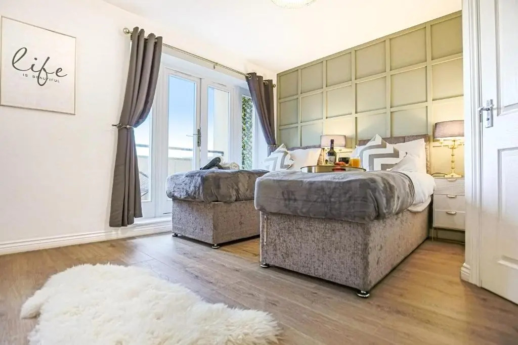 Luxury 5 Bedroom 3 Bathroom House with Smart TVs, Super Fast Wifi, Free Parking and Garden by Yoko Property