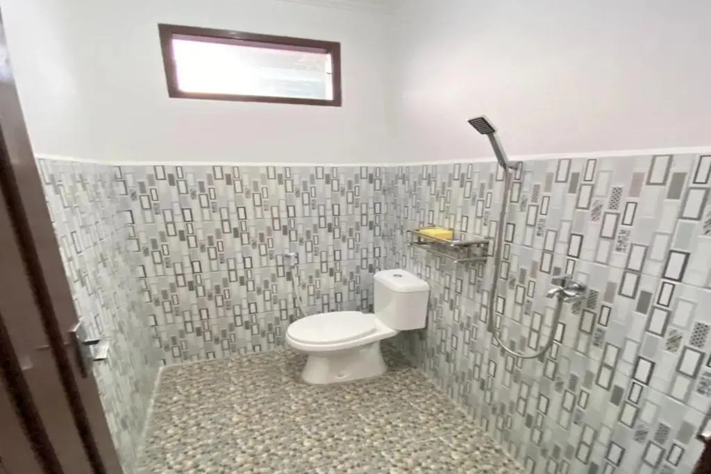SPOT ON 91616 Kharisma Guest House