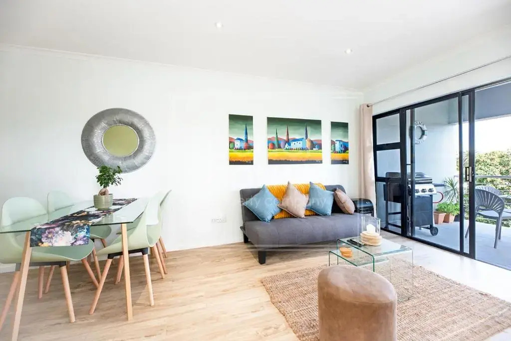 Warm Contemporary 2-bedroom apartment- Blouberg, Cape Town