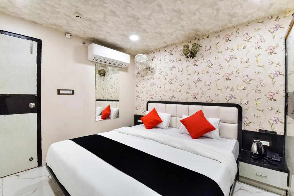 Capital O JAI1231 Queens Hub Hotel