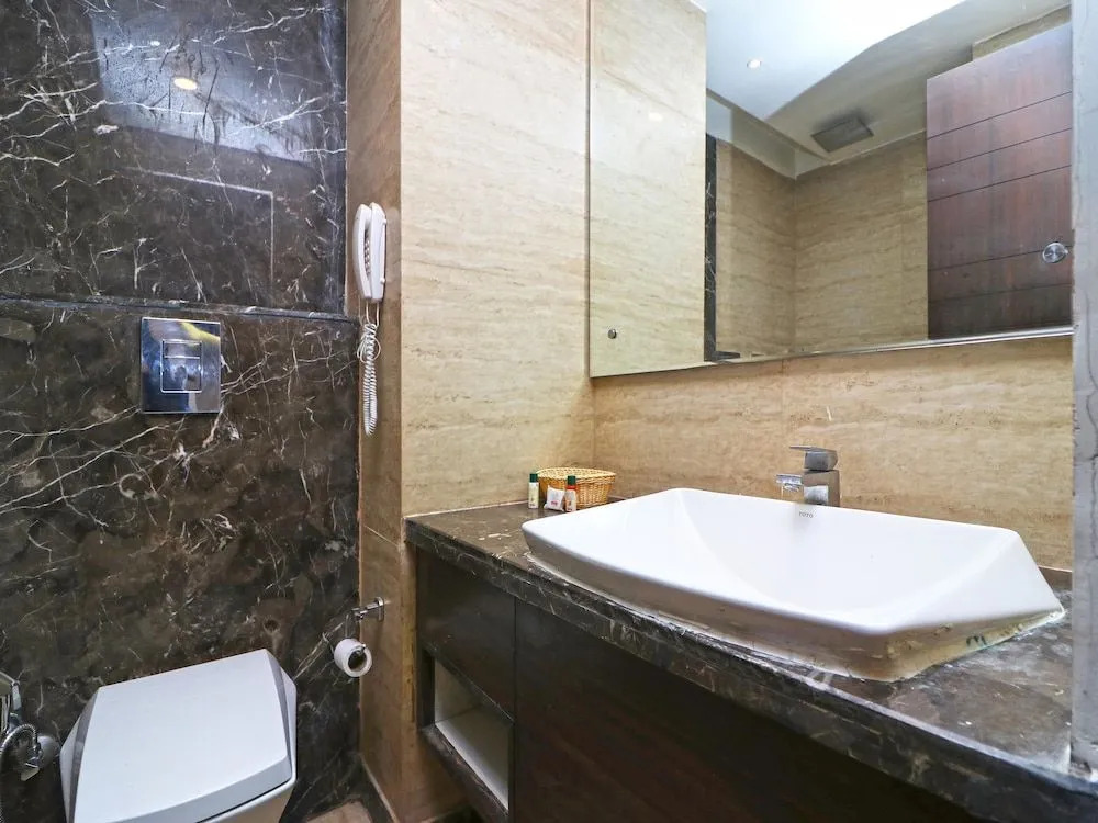 Capital O 2642 Golden Lakes Hotel