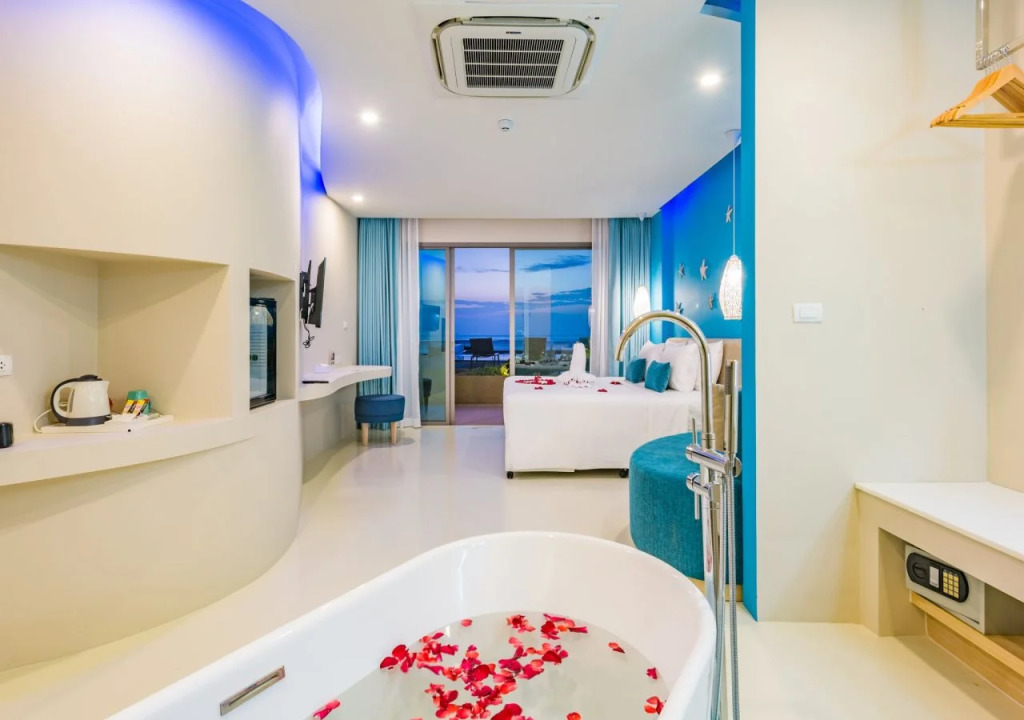 Hotel Tide Phuket Beachfront