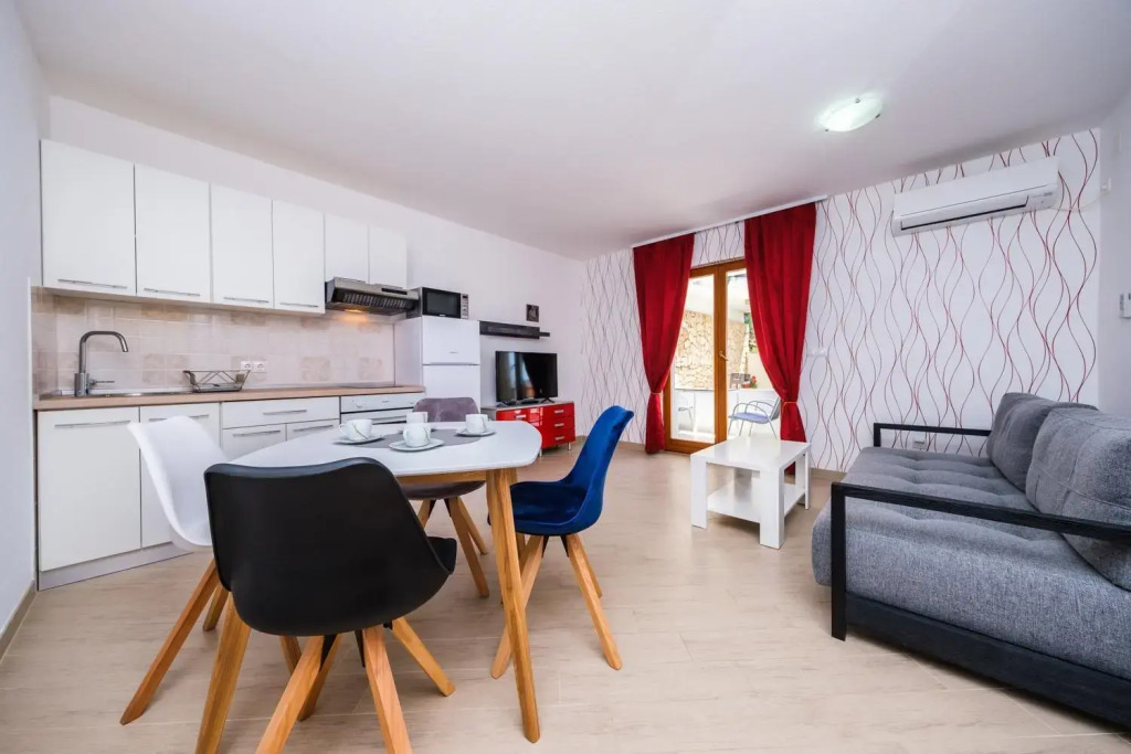 Family friendly apartments with a swimming pool Mavarstica, Ciovo - 18744