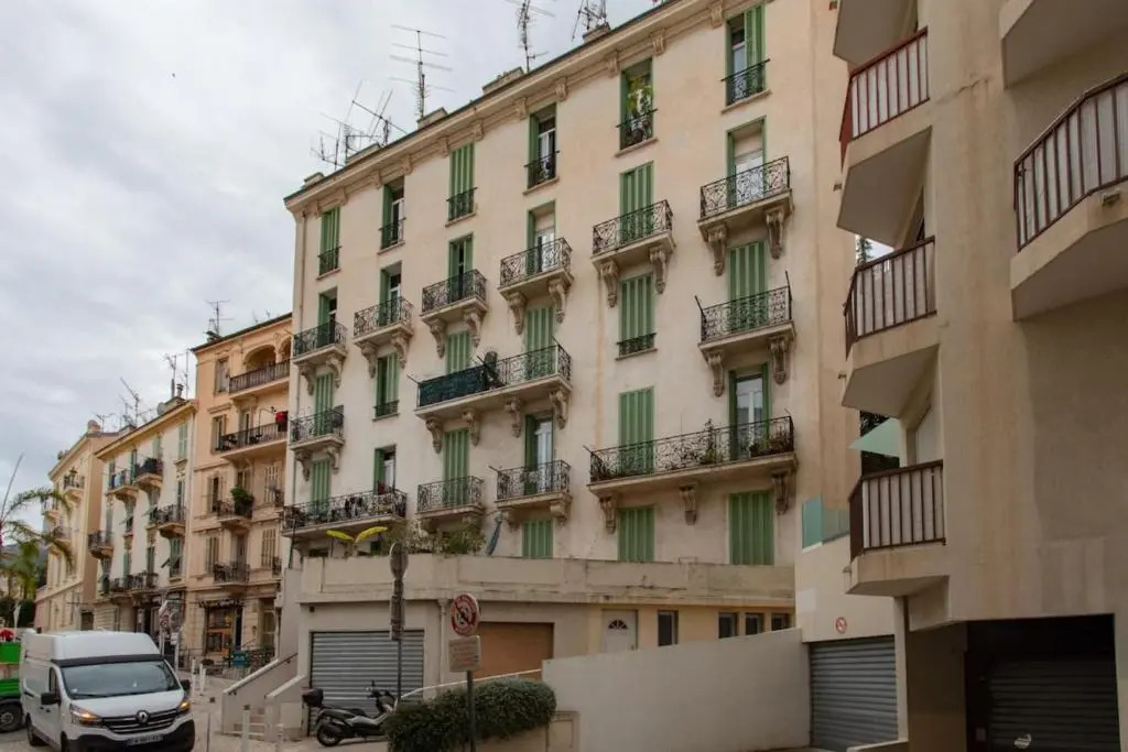 Contemporary Furnished Apartment With 2 Bedrooms in Corniche de la Riviera