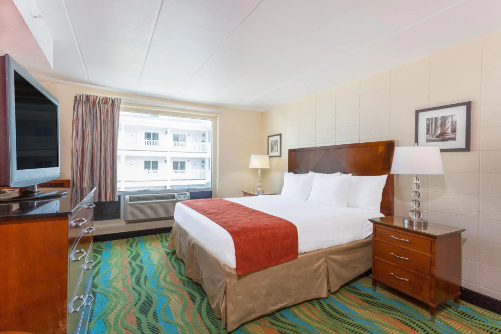Howard Johnson by Wyndham Virginia Beach At The Beach