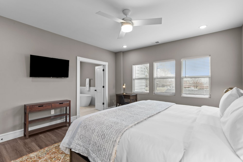 3323: Uptown Elegant Escape by JZ Vacation Rentals