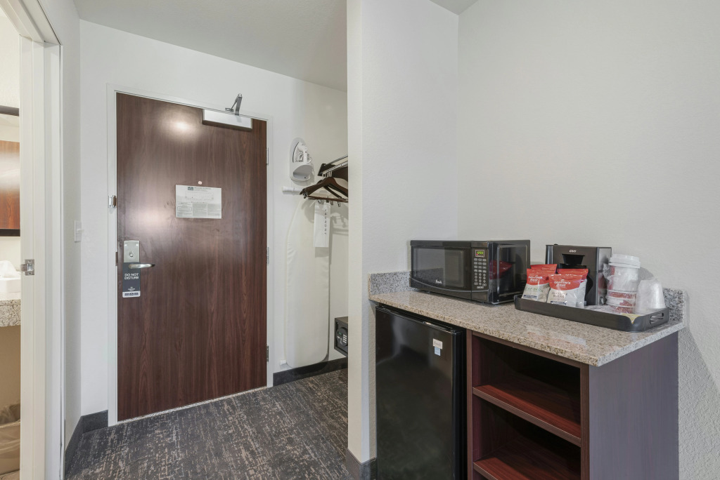 Cobblestone Hotel & Suites - Urbana