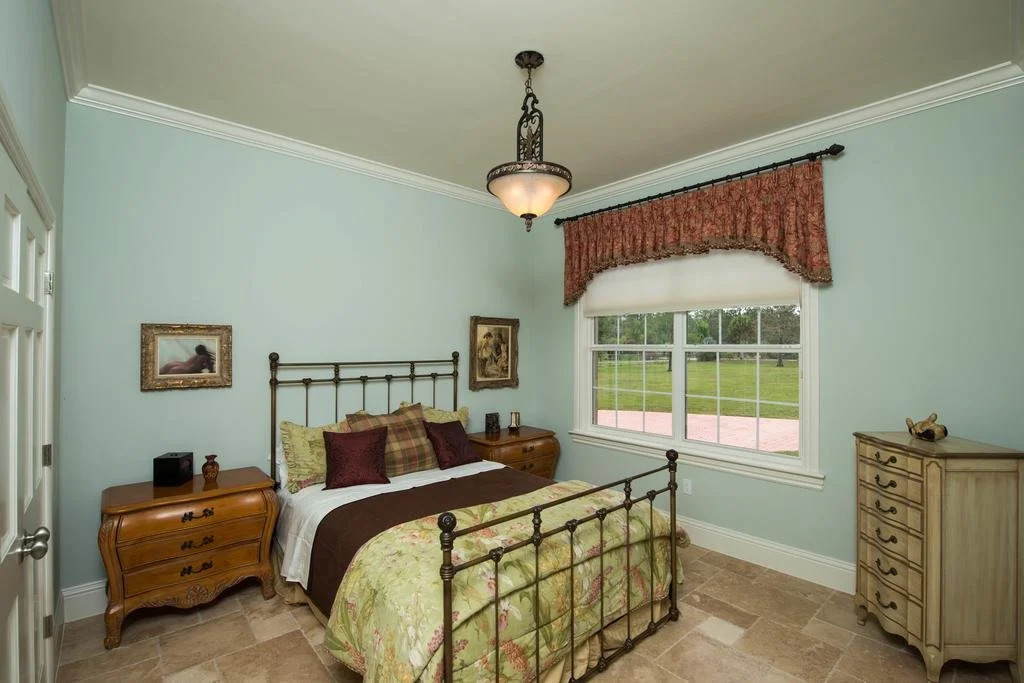 Knickerbocker Estate: Elegant 9-BR Getaway in Naples. Enjoy Private Pool, Outdoor Dining, and Expansive Grounds, Experience Tranquility with Easy Access to Naples' Best