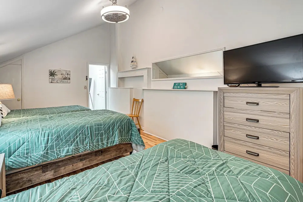Myrtle Beach Condo: Balconies, Walk to Beach!