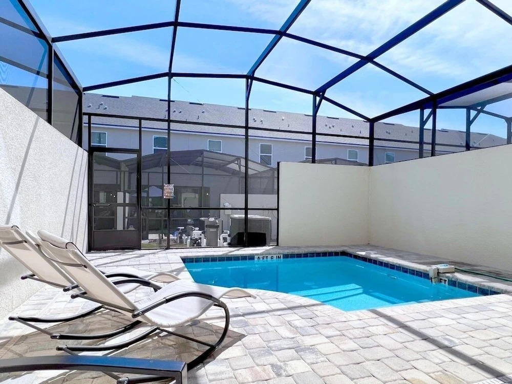 Beautiful 5 Bedroom Town Home with Splash Pool 5 Home by RedAwning