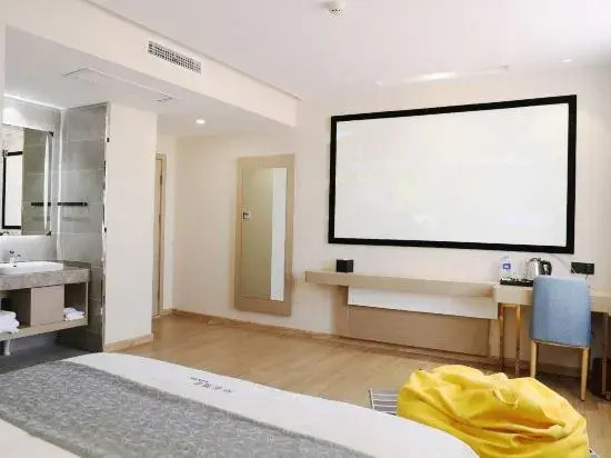 VX Hotel (Nanjing South Railway Station Daming Road Subway Station)