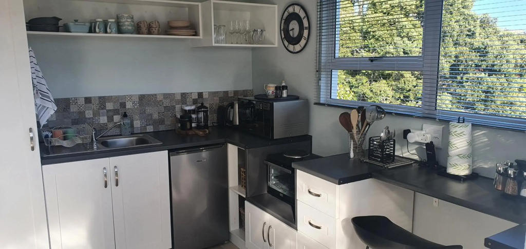 Modern Solar powered 1 bed studio apartment with amazing views