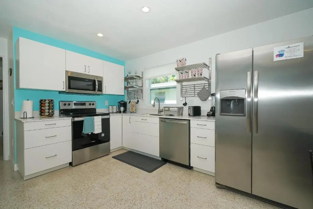 Modern & Fresh - Less than 3 miles to the Beach
