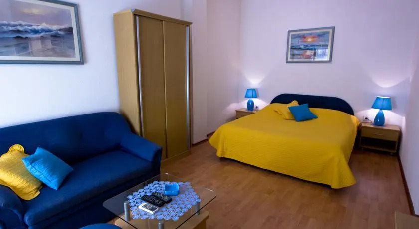 Apartments and Rooms Dis