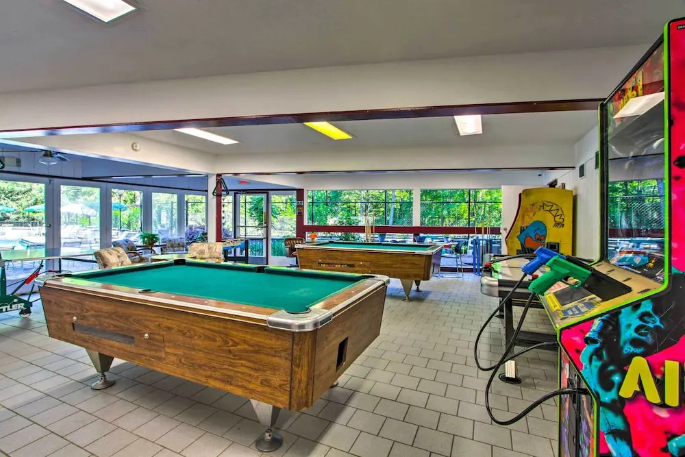Woodsy Retreat w/ Fire Pit & Resort Amenities