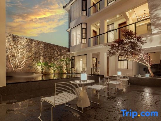 Nayinian Hotel