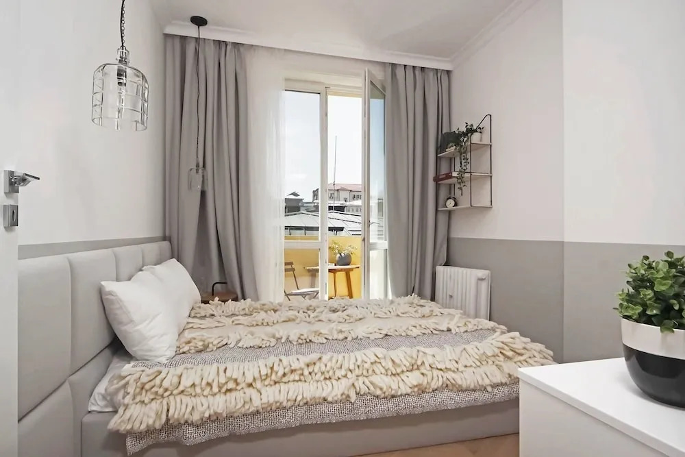 FM Luxury 1-BDR Apartment with Balcony - Cosy Home