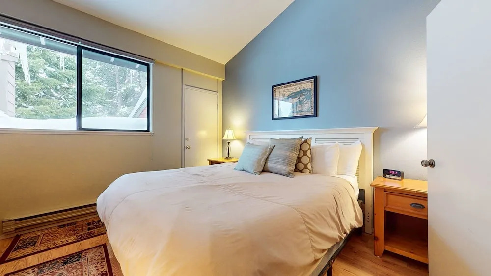 Summit 258 Pet-Friendly, Comfortable, Great Complex Amenities by RedAwning