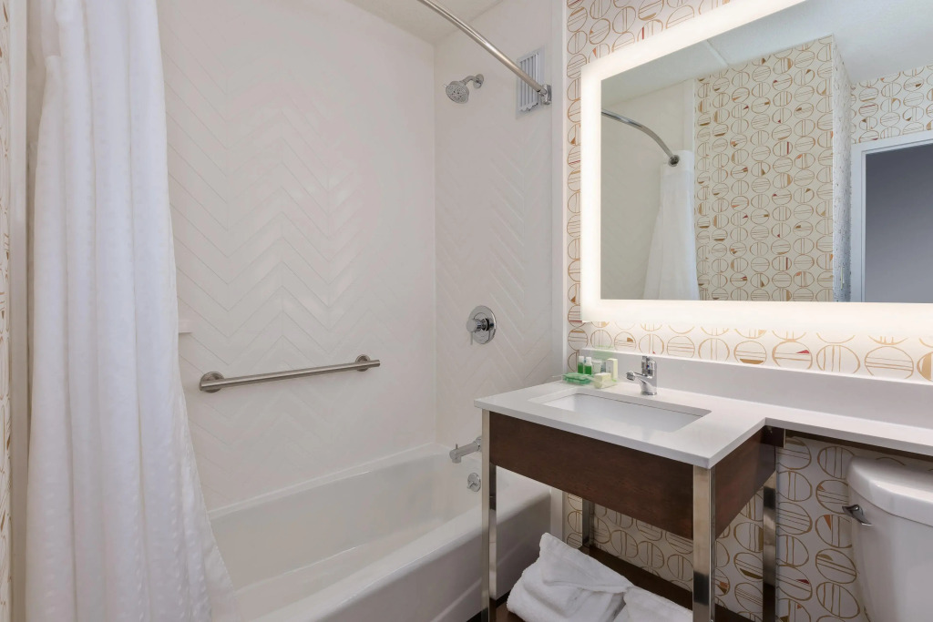 Holiday Inn Westbury-Long Island by IHG