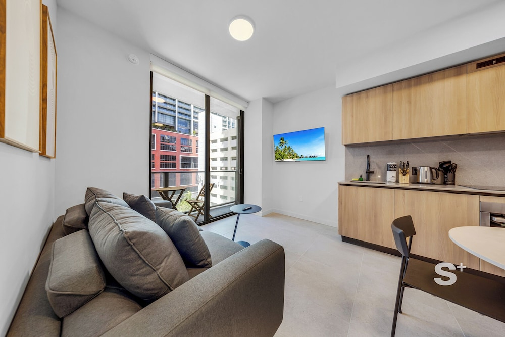 Luxury 1BR and Den in the Heart of Miami