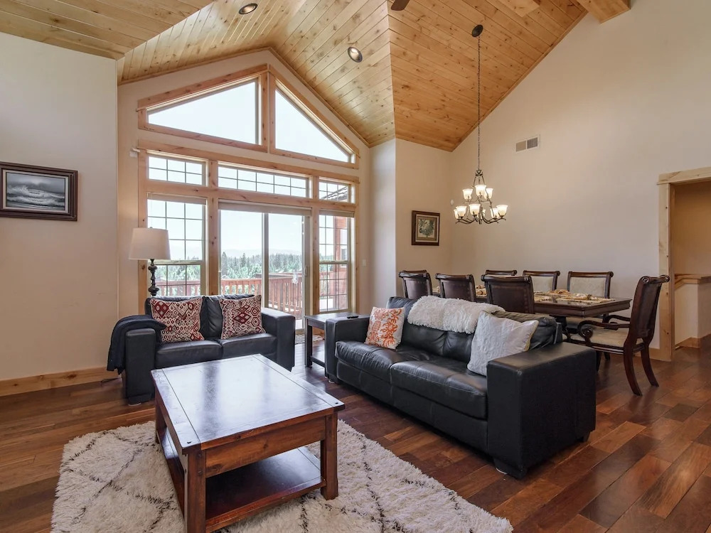 Stunning and Spacious in Truckee by RedAwning
