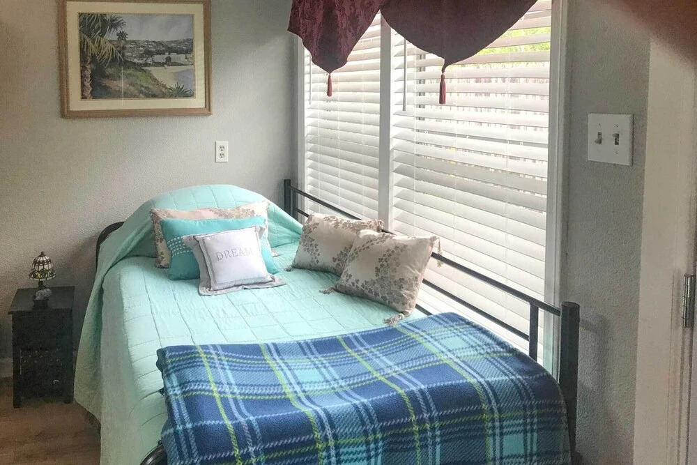 Coastal Escape w/ Yard, Walk 1 Mile to Texas A & M