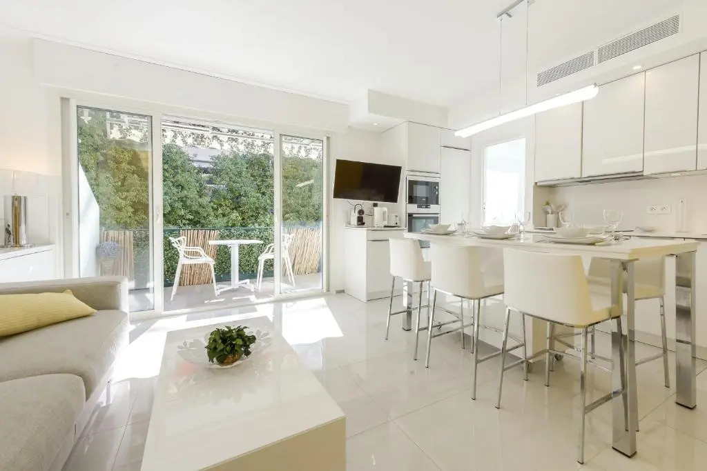 SERRENDY 3 minute-walk to the beaches! Cozy 2-bedroom apartment