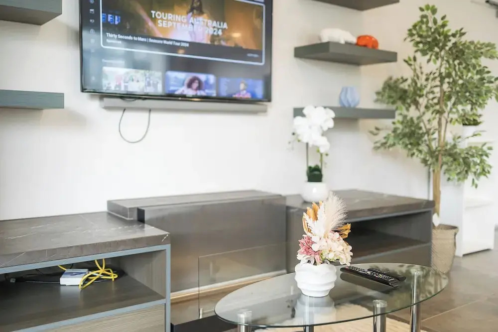 Kozyguru | Mascot | 2 Bed Apt + Free Parking