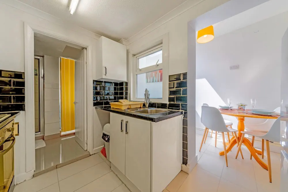 Stylish 3-bed House With Free Parking & Wifi