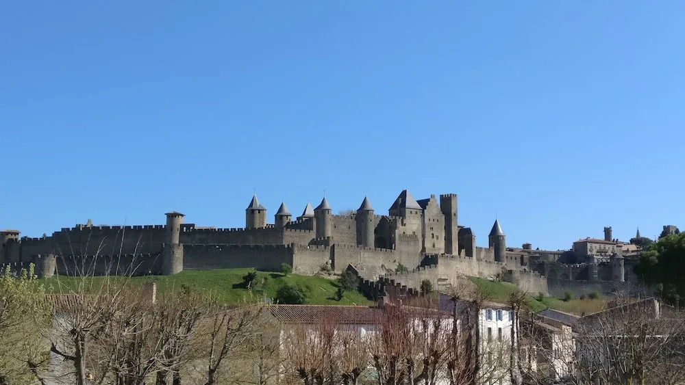 Au Pied Des Remparts