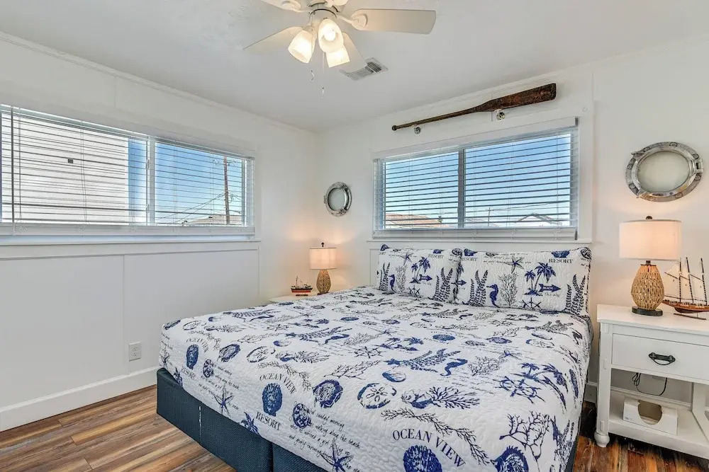Enjoy the View, Walk to Beach! Galveston Hideaway