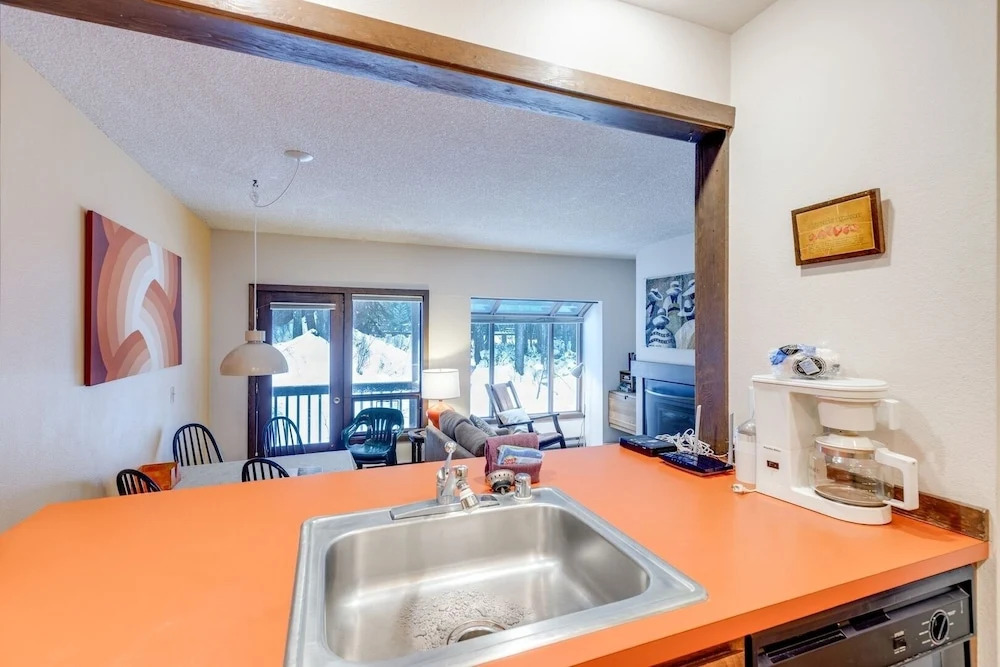 33sw - Wifi - Fireplace - Amenities - Sleeps 4 1 Bedroom Home by RedAwning