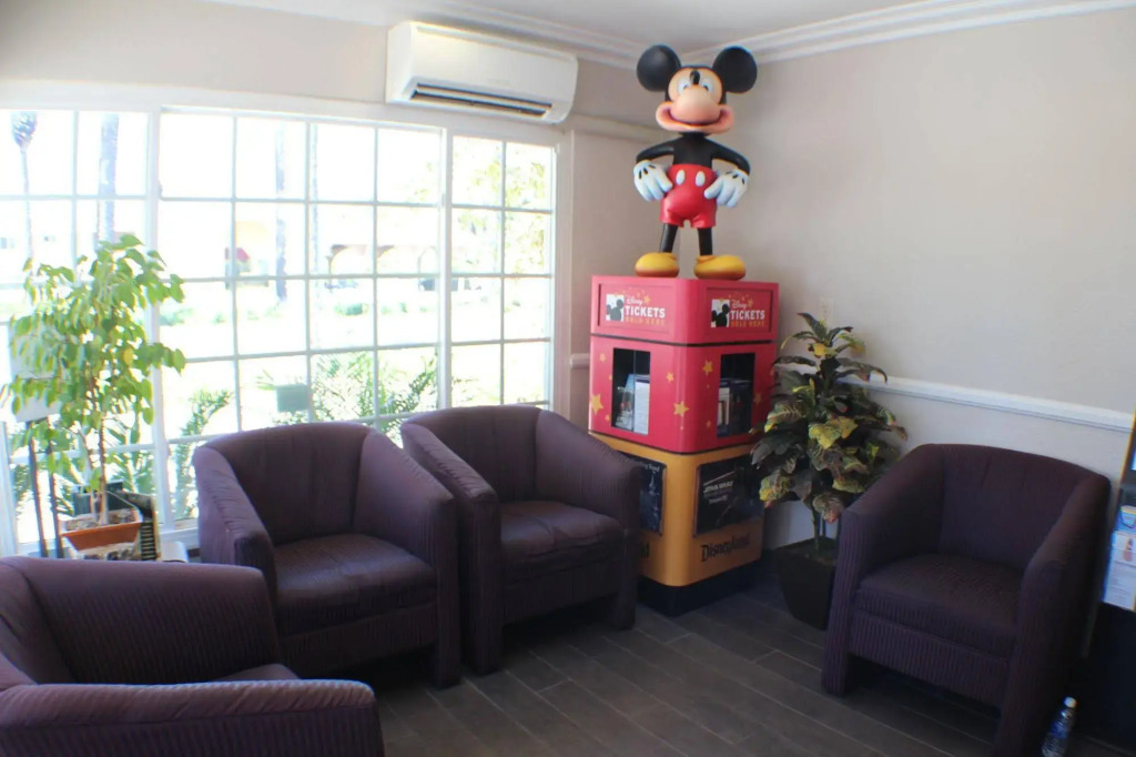 Anaheim Islander Inn and suites near Park and Convention center