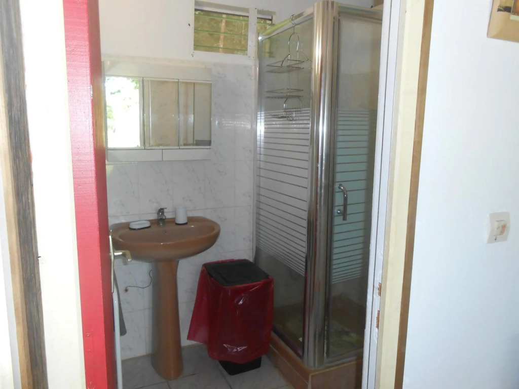 Bungalow de 2 chambres avec vue sur la mer jardin clos et wifi a Deshaies a 2 km de la plage
