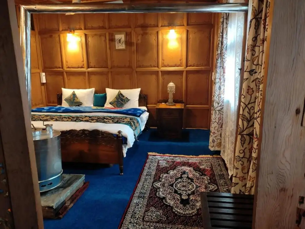 New Lakes Crown Group Of Houseboats