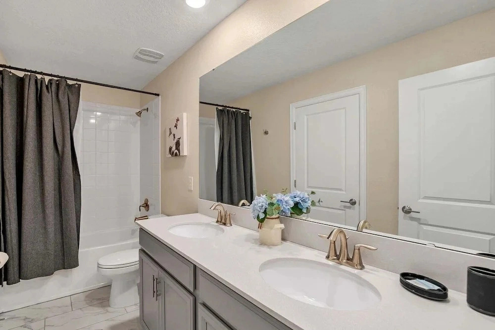 Disney Decorated Home 8min to Disneyworld Pool/spa Sleeps 22 104