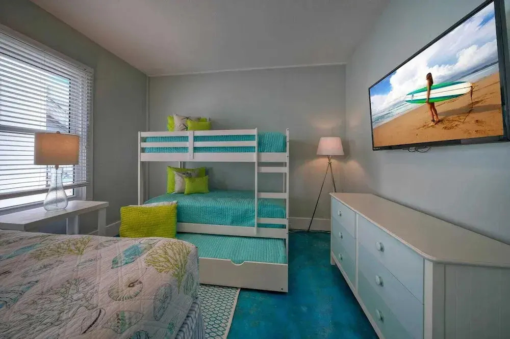 Third Sandbar & Seaglass Landing by Avantstay. Sleeps 30 2 Homes + Dual Pools + Outdoor Living Steps to Beach
