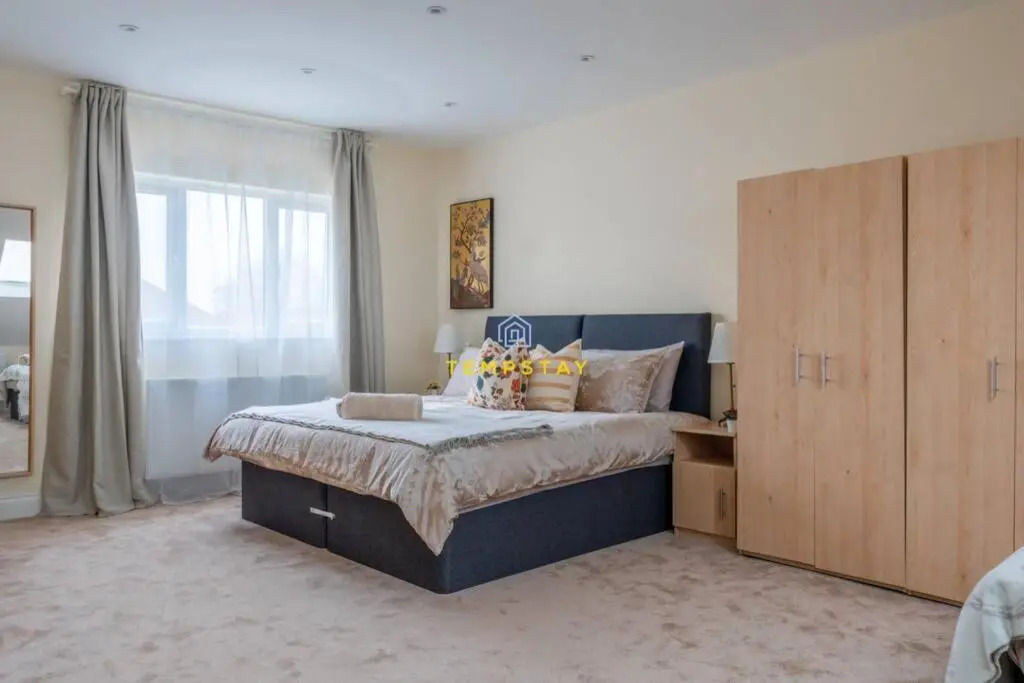 5 Bed/4 Bath At Wembley Stadium & Free Parking