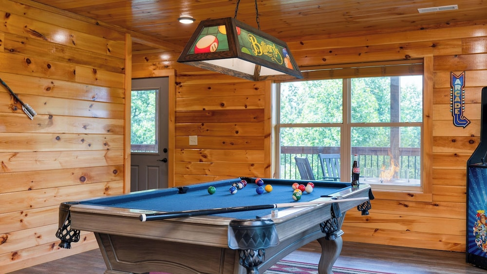 Evergreen Echo by Avantstay Cabin w/ Mountain Views, Theater, Game Room, and Hot Tub