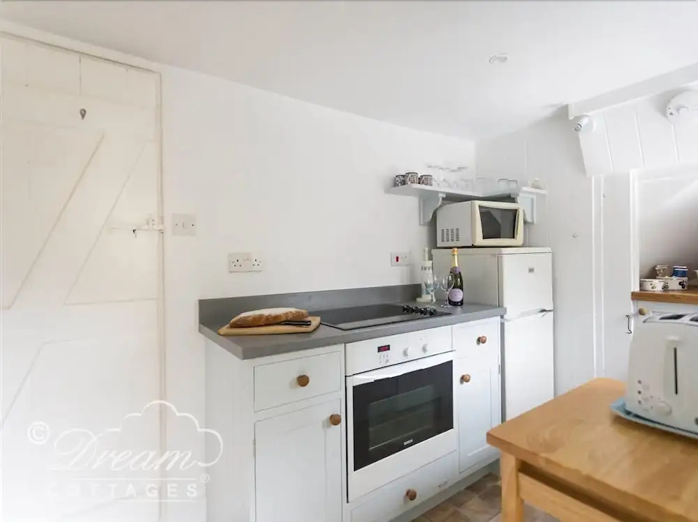 Poppas Cottage, BURTON BRADSTOCK