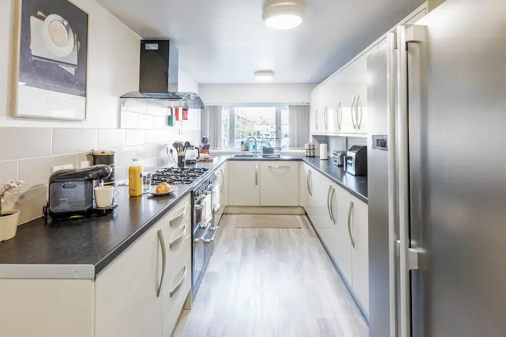 Spacious 4-bed, Free Parking, Short or Long Stays
