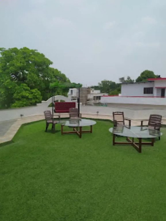 Maujis Villa Hotel & Guest House