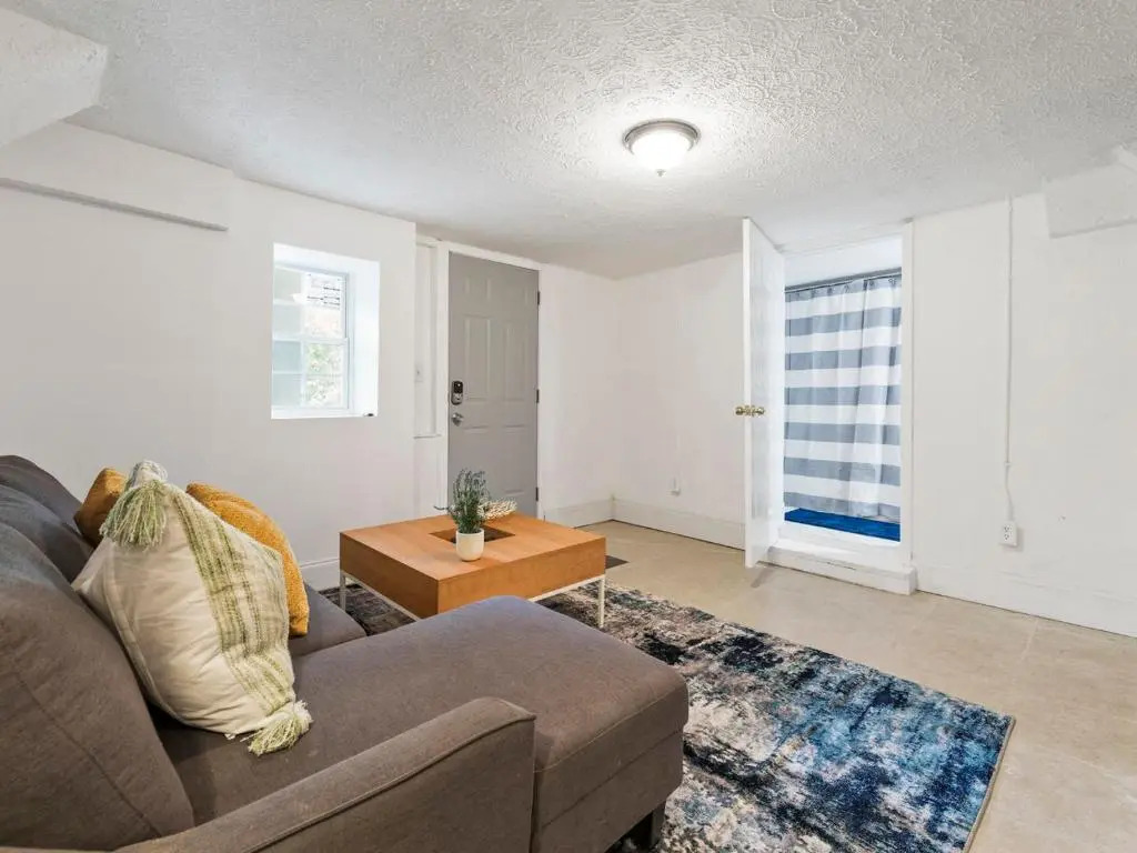 Near Mercedes Benz Stadium Sleeps 10 Coffee, BBQ, AC, Parking