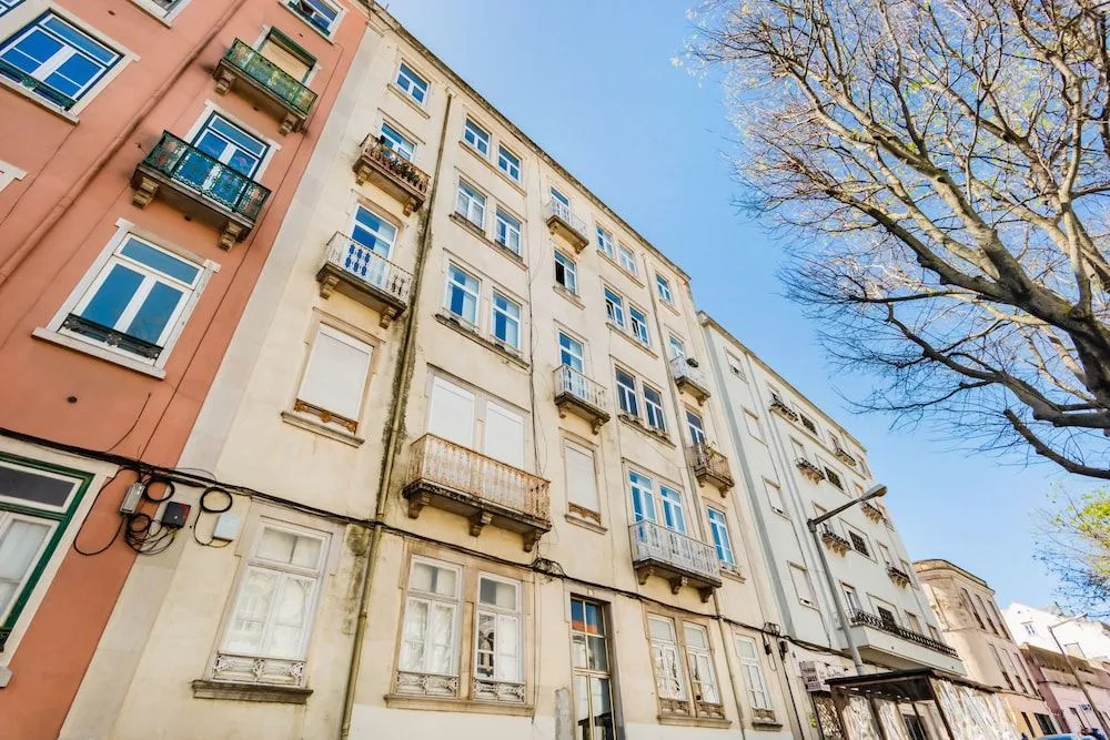 Bright & Beautiful Top Floor Graça Flat