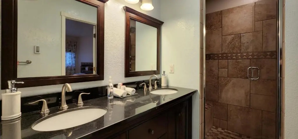 Trinity Escapes - Two Bedroom two bathroom full Apartment near airport