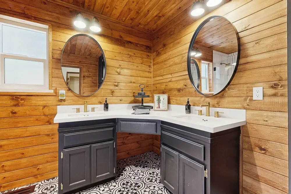 4BR Home w/ Spa, Bar, Home Gym, Decks, Near Lake