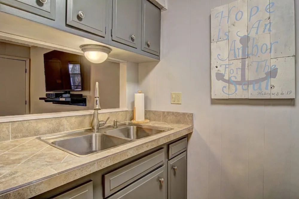 Live, Laugh, Love 1 Bedroom Condo by Redawning
