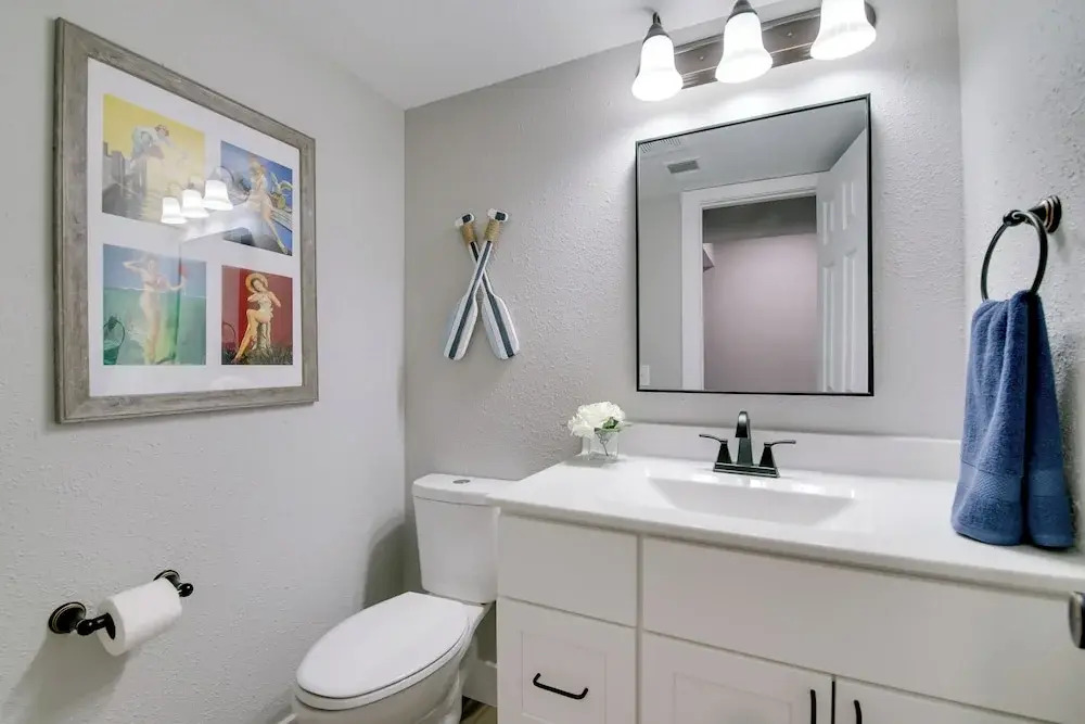 Cheerful Townhouse - Walk to Table Rock Lake!