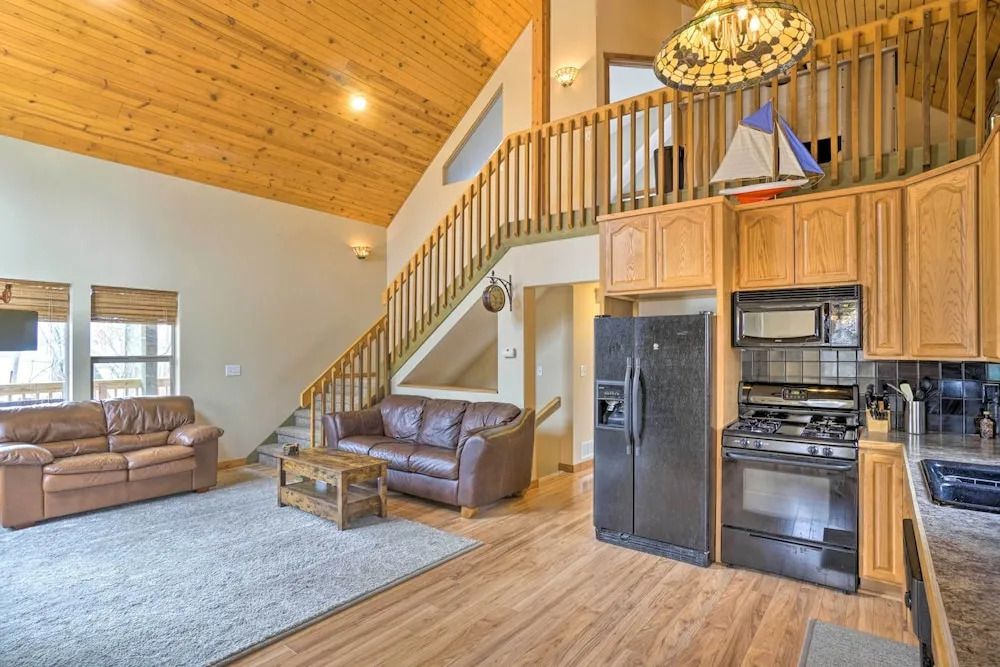 Spacious Buckeye Lake Home w/ Hot Tub & Fire Pit!