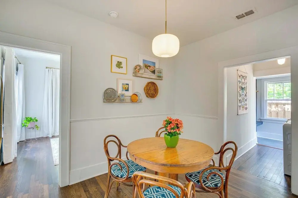 Walk to Bergfeld Park: 1928 Azalea District Home